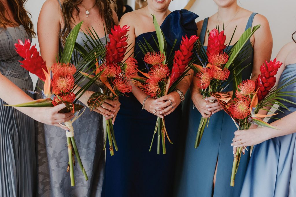 Ramos de damas de honor con flores rojas y naranjas